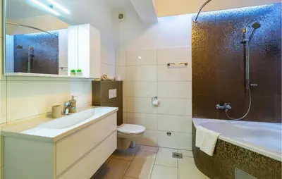 Kupaonica u objektu 4 Bedroom Cozy Apartment In Vrboska