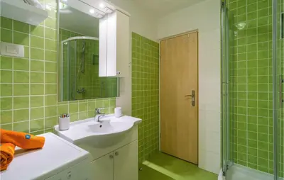 Kupaonica u objektu 4 Bedroom Cozy Apartment In Vrboska