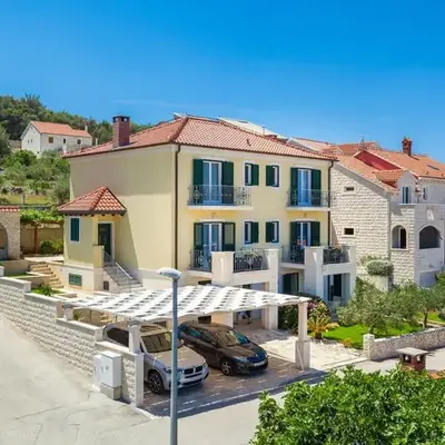 Apartments with parking space Supetar