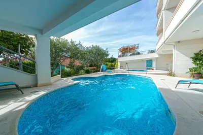 Bazen u objektu Family-friendly apartments with swimming pool Brela, Makarska - 20065 ili u blizini