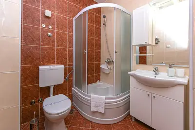 Kupaonica u objektu Family-friendly apartments with swimming pool Brela, Makarska - 20066