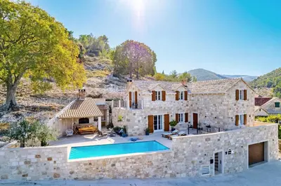 Pogled na planine ili pogled na planine iz vila