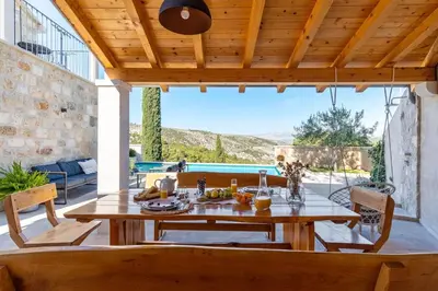 Balkon ili terasa u objektu Villa Ani! Traditional and luxurious 4-bedroom villa with heated pool and sea views