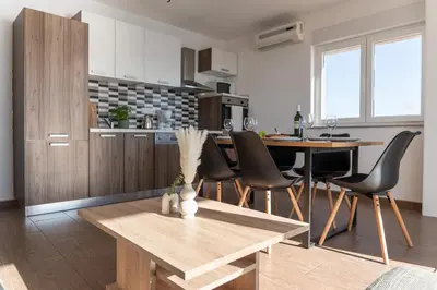 Kuhinja ili čajna kuhinja u objektu Sunny Hill Apartments with rooftop pool