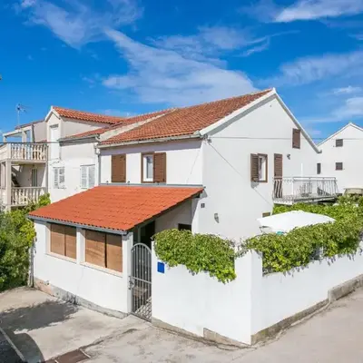 Holiday house with a parking space Milna