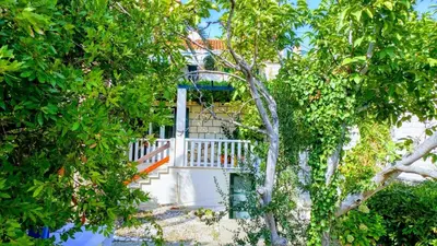 Vrt u objektu Studio apartment in Bol with balcony, air conditioning, WiFi, washing machine 3634-3