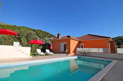 Bazen u objektu Villa Marietta Equino ili u blizini