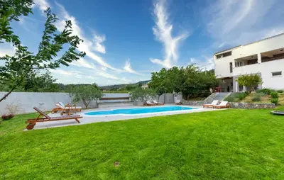 Bazen u objektu Villa Ume ili u blizini