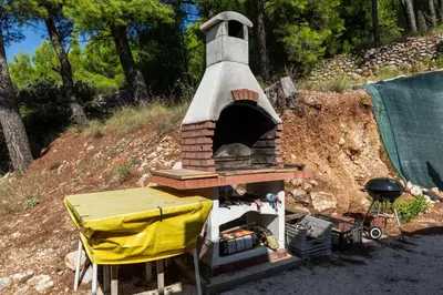Oprema za roštilj dostupna gostima apartmana