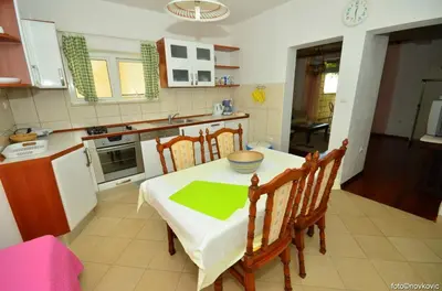 Kuhinja ili čajna kuhinja u objektu Apartment in Bol with sea view, terrace, air conditioning,WiFi 3634-2