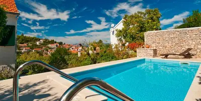 Bazen u objektu Villa Lorena ili u blizini
