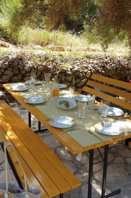 Restoran ili neka druga zalogajnica u objektu Secluded getaway tiny home - Skozanje bay, island Hvar