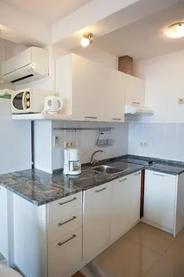 Kuhinja ili čajna kuhinja u objektu Apartment Amore - 2 bedroom, 2 bathroom, sea view terrace, 250m from beach