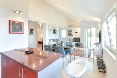 Kuhinja ili čajna kuhinja u objektu 4 bedrooms villa Hvar located 100m from the sea and 1,5 km from Hvar old town