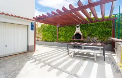 Popločani dio dvorišta ili vanjski dio objekta 2 Bedroom Cozy Apartment In Suhi Potok, Jesenice