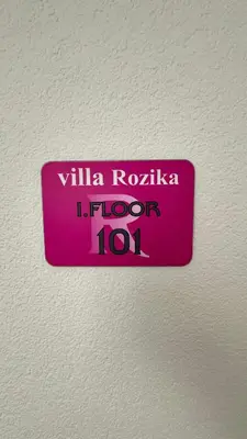 Certifikat, nagrada, logo ili neki drugi dokument izložen u objektu Villa Rozika