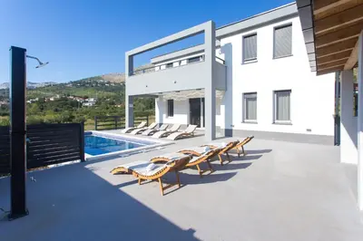 Bazen u objektu villa green valley ili u blizini