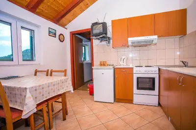 Kuhinja ili čajna kuhinja u objektu CHEAP APARTMENT near OMIŠ