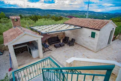 Pogled na planine ili pogled na planine iz vikendica