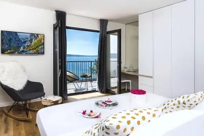 Krevet ili kreveti u jedinici u objektu Villa Luxury Dream, Indoor Heated Pool, 7 persons, Sea Views, Omiš
