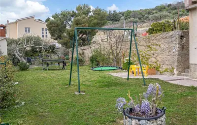 Dječje igralište u objektu 1 Bedroom Beach Front Apartment In Podstrana