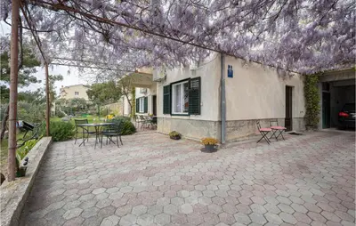 Vrt u objektu Nice Apartment In Podstrana With Wifi