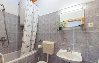 Kupaonica u objektu Nice Apartment In Podstrana With Wifi