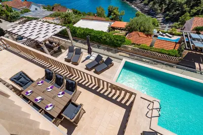 Bazen u objektu Villa Kadena - Luxury Seaside Villa with Private Heated Pool ili u blizini