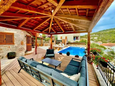 Bazen u objektu Šolta Stone House ili u blizini