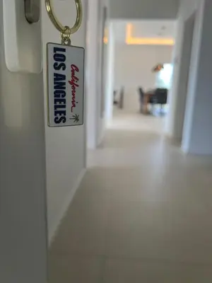 Certifikat, nagrada, logo ili neki drugi dokument izložen u objektu Apartment Los Anđeles