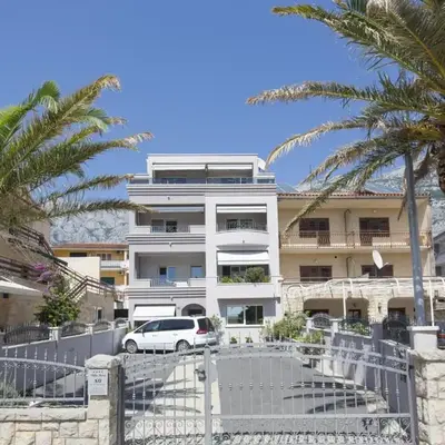 Apartments by the sea Makarska - 20587