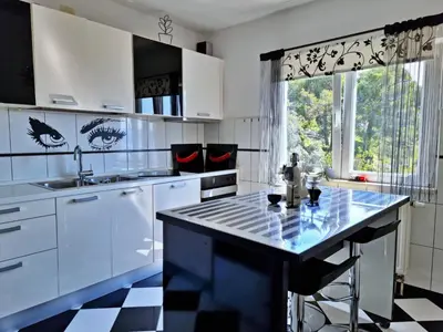 Kuhinja ili čajna kuhinja u objektu Black and White Apartment - 2 bedrooms, walk to the beach