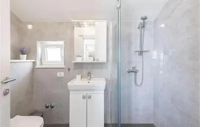 Kupaonica u objektu Amazing Apartment In Jesenice With Wifi