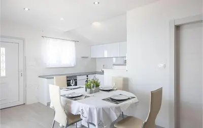 Kuhinja ili čajna kuhinja u objektu Amazing Apartment In Jesenice With Wifi