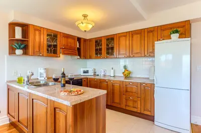 Kuhinja ili čajna kuhinja u objektu OMIŠ Dream house