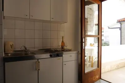 Kuhinja ili čajna kuhinja u objektu Apartment in Dugi Rat with sea view, balcony, air conditioning, WiFi 5132-4