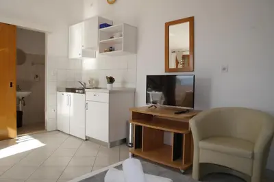 Kuhinja ili čajna kuhinja u objektu Studio apartment in Dugi Rat with sea view, balcony, air conditioning, WiFi 5132-5