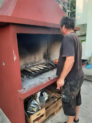 Oprema za roštilj dostupna gostima apartmana