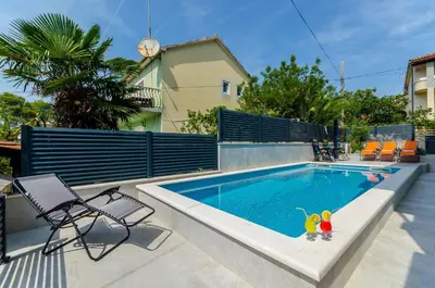Bazen u objektu Apartments Pleasures ili u blizini