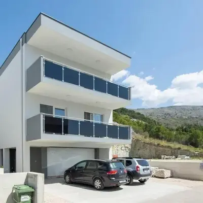 Apartments with parking space Podstrana