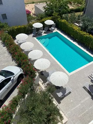 Bazen u objektu Azalea Apartments ili u blizini