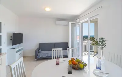 TV i/ili zabavni centar u objektu Stunning Apartment In Milna With Wifi