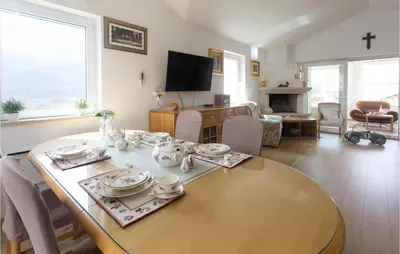 TV i/ili zabavni centar u objektu Stunning Apartment In Podgrade With Wifi
