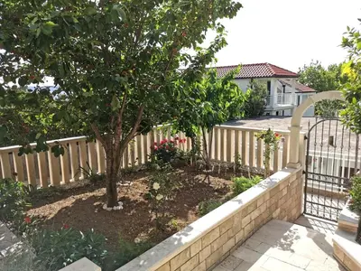 Vrt u objektu Villa Ruža 30m from the beach