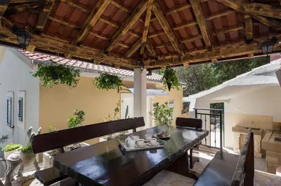 Popločani dio dvorišta ili vanjski dio objekta Villa Adriatica Excelsior