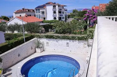 Bazen u objektu Luxury Villa Karla next to Beach on Island Brač ili u blizini