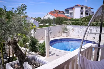 Bazen u objektu Luxury Villa Karla next to Beach on Island Brač ili u blizini