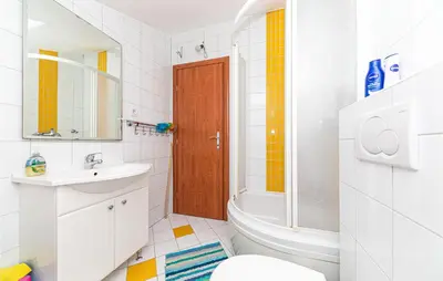 Kupaonica u objektu 1 Bedroom Awesome Apartment In Makarska