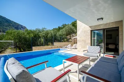 Bazen u objektu Villa Melissa ili u blizini