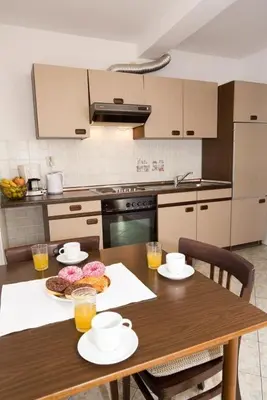Kuhinja ili čajna kuhinja u objektu Apartment in Duce with sea view, balcony, air conditioning, WiFi 5146-5